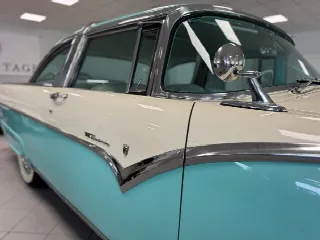 Foto 19 di 27: FORD Fairlane Crown Victoria   