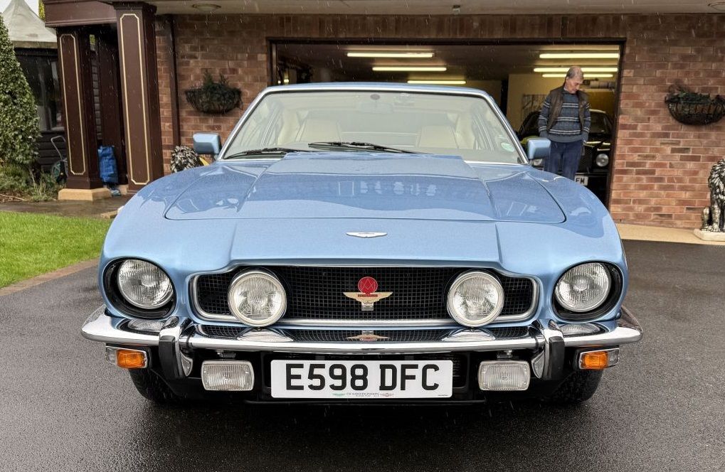 ASTON MARTIN V8 Coupe 
