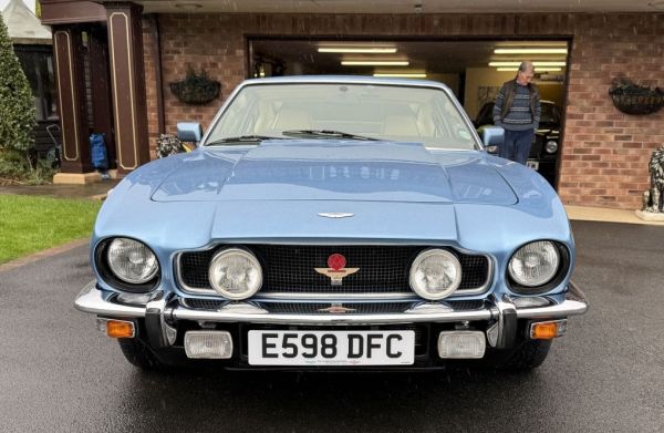 ASTON MARTIN V8 Coupe 