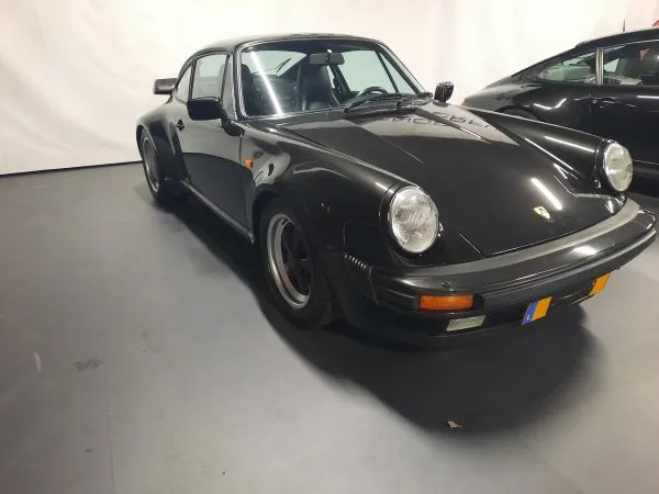 PORSCHE 930