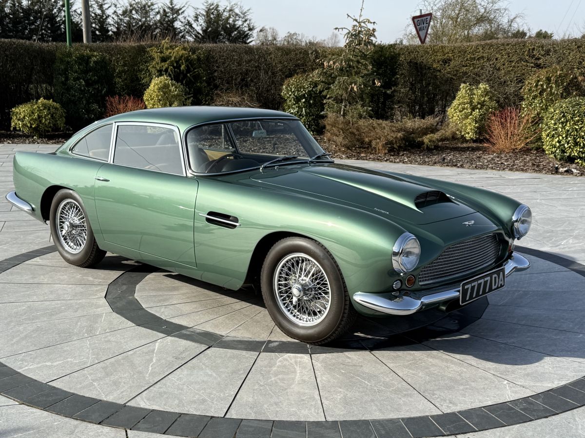 ASTON MARTIN DB4 Coupe 