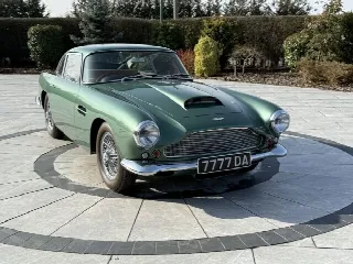 Foto 3 di 9: ASTON MARTIN DB4 Coupe 