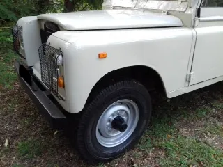 Foto 3 di 5: LAND ROVER 109 III serie Santana Special  