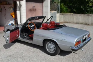 Foto 2 di 2: ALFA ROMEO Spider 2000 Veloce Pininfarina 
