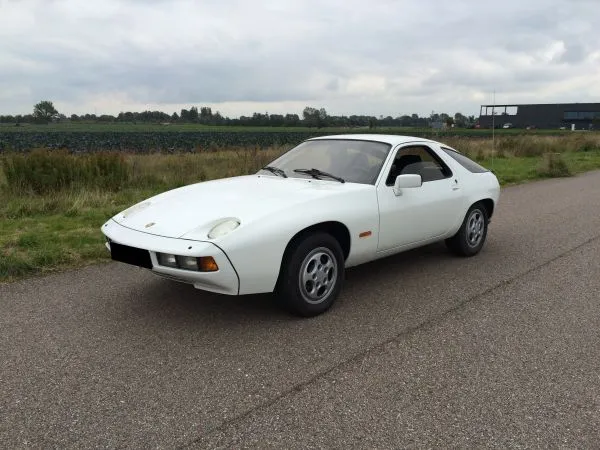PORSCHE 928