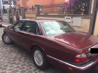 Foto 3 di 8: JAGUAR XJ8(1997-2004) 3.2 240cv  