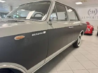 Foto 16 di 32: OPEL Rekord 1.9 C Lusso Automatic/Clima 