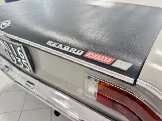 Foto 19 di 32: OPEL Rekord 1.9 C Lusso Automatic/Clima 