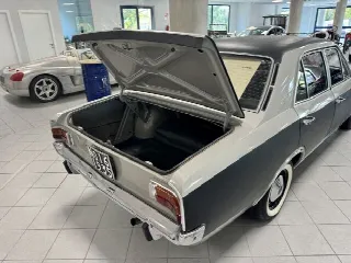 Foto 24 di 32: OPEL Rekord 1.9 C Lusso Automatic/Clima 