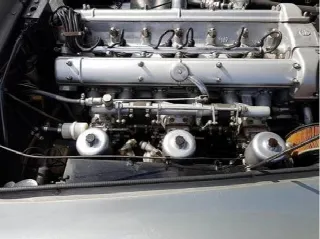 Foto 3 di 4: ASTON MARTIN DB6(1965-1971) Mk1 Manual Shift 