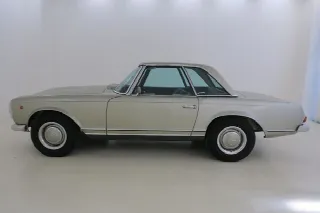 Foto 7 di 9: MERCEDES-BENZ SL Pagoda (1963-1971) 250 California 