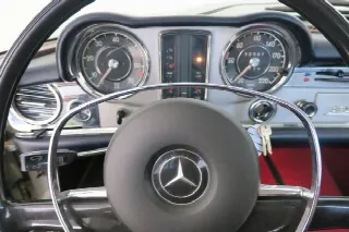 Foto 9 di 9: MERCEDES-BENZ SL Pagoda (1963-1971) 250 California 