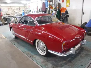 Foto 3 di 50: Volkswagen Karmann Ghia Red