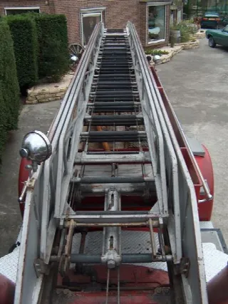 Foto 8 di 12: AMERICAN Tourist La France  Laddertruck