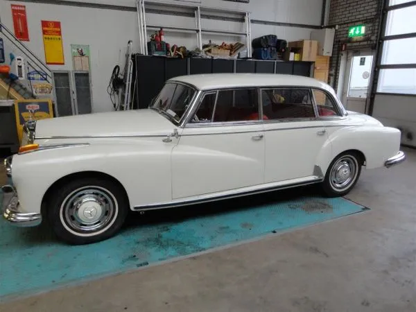 MERCEDES-BENZ 300 Dora