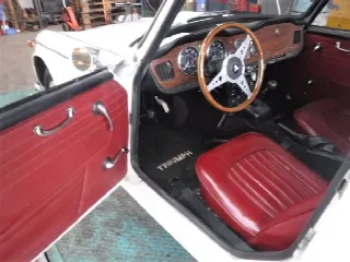 Foto 12 di 40: TRIUMPH TR4 A surrey 