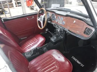 Foto 16 di 40: TRIUMPH TR4 A surrey 