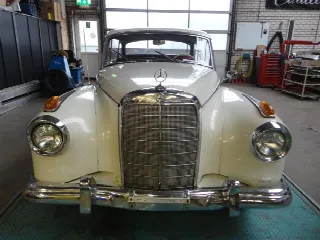 Foto 9 di 23: MERCEDES-BENZ 300 Dora
