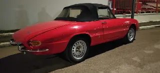 Foto 2 di 4: ALFA ROMEO Duetto Spyder osso di seppia