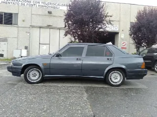 Foto 3 di 3: ALFA ROMEO 75 3.0 V6 America 