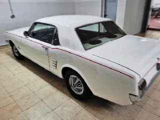 Foto 5 di 5: FORD Mustang 200 3.3L Coupe / Hardtop 