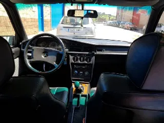 Foto 2 di 5: MERCEDES-BENZ 190 E 