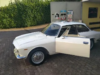 Foto 3 di 7: ALFA ROMEO Giulia GT Sprint 1.6 