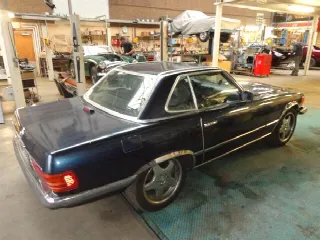 Foto 11 di 15: MERCEDES-BENZ SL(1971-1989) 380 SL blue