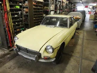 Foto 9 di 12: MG B GT to restore ''70