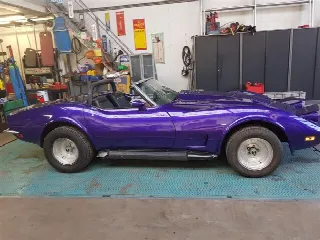 Foto 9 di 30: CHEVROLET Corvette ''73 cabrio purple