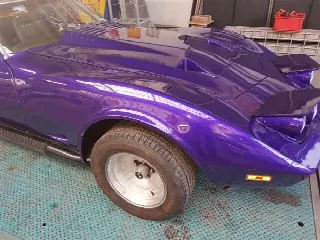 Foto 16 di 30: CHEVROLET Corvette ''73 cabrio purple