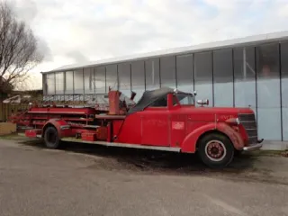 Foto 11 di 12: AMERICAN Tourist La France  Laddertruck