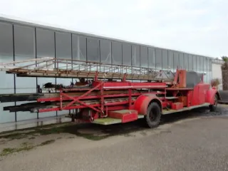 Foto 12 di 12: AMERICAN Tourist La France  Laddertruck
