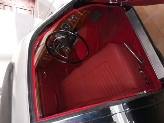 Foto 4 di 7: DAIMLER 2.5 V8 4 porte     