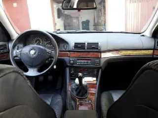 Foto 4 di 8: BMW 5 Series (1995-2003)  528i Touring  Attiva       