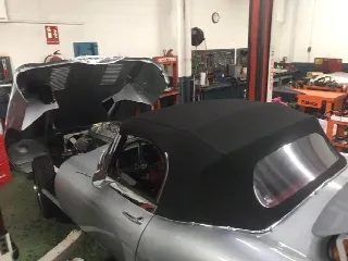 Foto 3 di 4: JAGUAR E-TYPE SII (1967-1971) ROADSTER S2    
