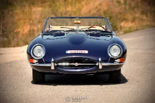 Foto 9 di 80: JAGUAR E-Type SI (1961-1968) S1 Roadster 1966 