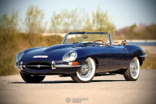 Foto 2 di 80: JAGUAR E-Type SI (1961-1968) S1 Roadster 1966 