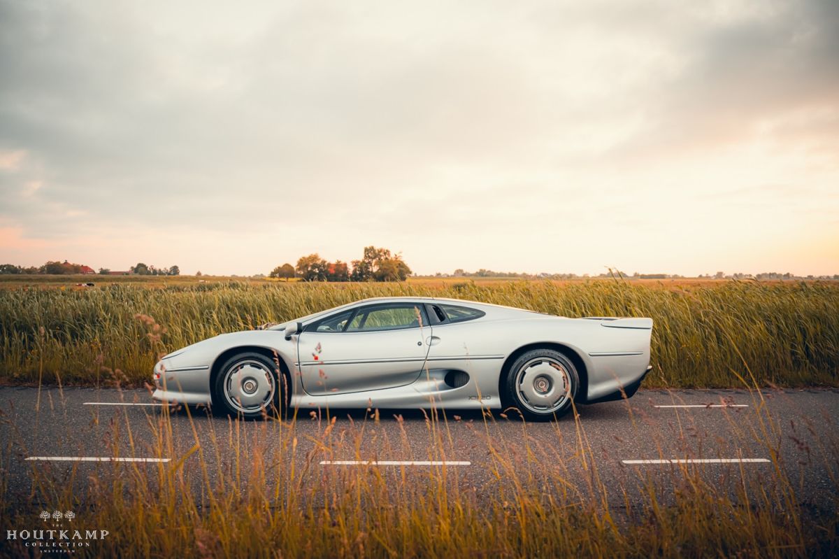 Jaguar XJ220, l'auto stradale stradale più veloce al mondo  