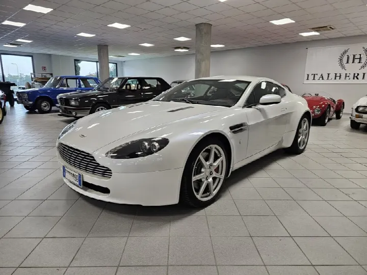 ASTON MARTIN V8Vantage