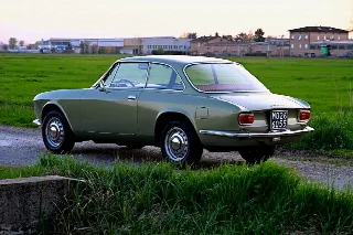 Foto 3 di 7: ALFA ROMEO GT 1300 Junior        