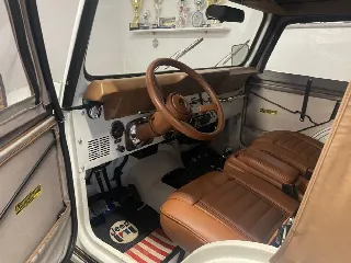 Foto 2 di 6: JEEP CJ CJ5 V8 LAREDO motore 360