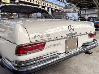 Foto 10 di 18: MERCEDES-BENZ 300 SE Coupe white  
