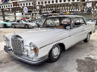 Foto 6 di 18: MERCEDES-BENZ 300 SE Coupe white  