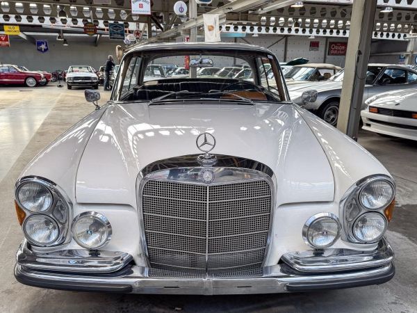 MERCEDES-BENZ 300 SE Coupe white  
