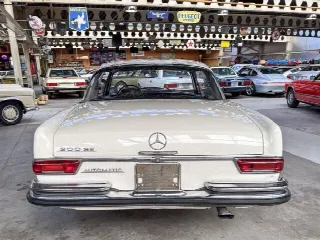 Foto 2 di 18: MERCEDES-BENZ 300 SE Coupe white  