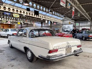 Foto 7 di 18: MERCEDES-BENZ 300 SE Coupe white  