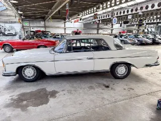 Foto 8 di 18: MERCEDES-BENZ 300 SE Coupe white  