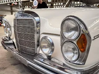 Foto 13 di 18: MERCEDES-BENZ 300 SE Coupe white  