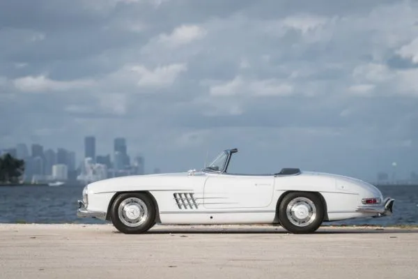 MERCEDES BENZ 300 SL ROADSTER 1959: VIAGGIARE CON IL VENTO NEI CAPELLI